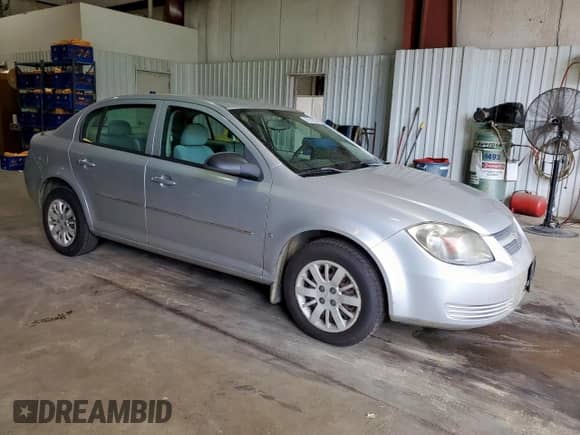 2009 Chevrolet Cobalt LS z VIN 1G1AS58H697158555, wystawiony jako Copart lot #82312565 z przebiegiem Nie podano mil oraz Szkoda całkowita • Salvage title. Historia ofert i sprzedaży dostępna na DreamBid. Obrazek 4.