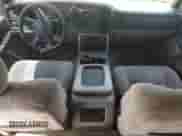 2003 Chevrolet Tahoe LS z VIN 1GNEC13T13R102424, wystawiony jako Copart lot #68574325 z przebiegiem 224 283 mil mil oraz Szkoda całkowita • Salvage title. Historia ofert i sprzedaży dostępna na DreamBid. Obrazek 8.