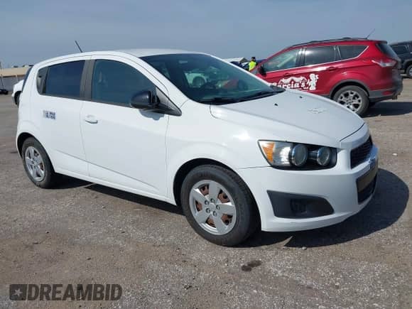 2015 Chevrolet Sonic LS z VIN 1G1JB6SH2F4164123, wystawiony jako IAAI lot #43077617 z przebiegiem 138 423 mil mil oraz . Historia ofert i sprzedaży dostępna na DreamBid. Obrazek 1.