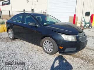 2011 Chevrolet Cruze LS z VIN 1G1PC5SH0B7165524, wystawiony jako IAAI lot #43366046 z przebiegiem 189 663 mil mil oraz . Historia ofert i sprzedaży dostępna na DreamBid. Obrazek 1.