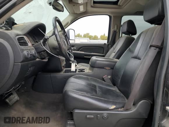 2008 Chevrolet Silverado 3500HD DRW LTZ с VIN 1GCJK33648F159273, выставлен на аукционе Copart как лот 84058505 с пробегом 137 756 миль миль и Чистый • Clean title. История ставок и продаж доступна на DreamBid. Изображение 7.