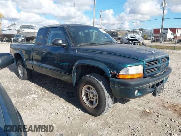 1998 Dodge Dakota SLT z VIN 1B7GG22YXWS640111, wystawiony jako IAAI lot #43563290 z przebiegiem 186 318 mil mil oraz . Historia ofert i sprzedaży dostępna na DreamBid. Obrazek 1.