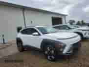 2024 Hyundai Kona SEL с VIN KM8HBCAB9RU117513, выставлен на аукционе Copart как лот 89566575 с пробегом 47 266 миль миль и Чистый • Clean title. История ставок и продаж доступна на DreamBid. Изображение 4.