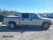 2005 GMC Sierra 1500 SLT z VIN 2GTEC13T251100136, wystawiony jako IAAI lot #41031903 z przebiegiem 440 920 mil mil oraz . Historia ofert i sprzedaży dostępna na DreamBid. Obrazek 13.