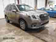 2023 Subaru Forester Premium z VIN JF2SKAEC1PH479554, wystawiony jako IAAI lot #43270443 z przebiegiem 49 644 mil mil oraz . Historia ofert i sprzedaży dostępna na DreamBid. Obrazek 1.