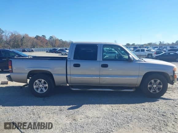2005 GMC Sierra 1500 SLT z VIN 2GTEC13T251100136, wystawiony jako IAAI lot #41031903 z przebiegiem 440 920 mil mil oraz . Historia ofert i sprzedaży dostępna na DreamBid. Obrazek 13.
