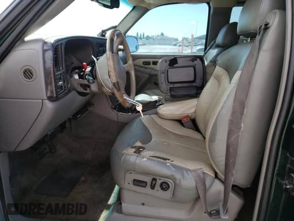 2002 GMC Sierra 1500 Denali z VIN 2GTFK69U021329107, wystawiony jako Copart lot #65479695 z przebiegiem 224 881 mil mil oraz Czysty tytuł • Clean title. Historia ofert i sprzedaży dostępna na DreamBid. Obrazek 7.