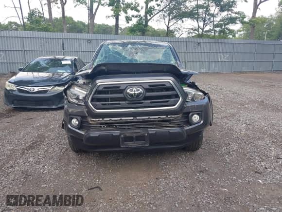2018 Toyota Tacoma SR5 z VIN 5TFSZ5AN8JX150016, wystawiony jako IAAI lot #42427452 z przebiegiem 22 374 mil mil oraz . Historia ofert i sprzedaży dostępna na DreamBid. Obrazek 12.