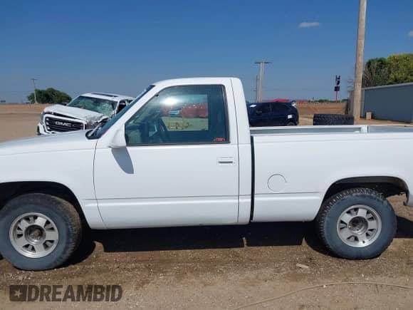 1995 Chevrolet Silverado 1500 z VIN 1GCEC14Z8SZ217712, wystawiony jako IAAI lot #42459235 z przebiegiem 172 963 mil mil oraz . Historia ofert i sprzedaży dostępna na DreamBid. Obrazek 14.