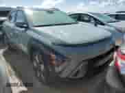 2024 Hyundai Kona SEL z VIN KM8HC3AB8RU134770, wystawiony jako Copart lot #74939454 z przebiegiem 5 049 mil mil oraz Nie do naprawy • Non repairable. Historia ofert i sprzedaży dostępna na DreamBid. Obrazek 5.