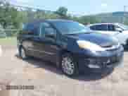 2008 Toyota Sienna XLE z VIN 5TDBK22C98S011075, wystawiony jako IAAI lot #43018734 z przebiegiem 204 500 mil mil oraz . Historia ofert i sprzedaży dostępna na DreamBid. Obrazek 1.