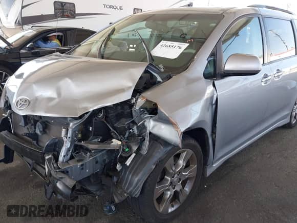 2014 Toyota Sienna SE with VIN 5TDXK3DC8ES485443, listed as a IAAI auction lot 42685176 with 91,853 mi miles and . Bid and sale history available at DreamBid. Image 6.