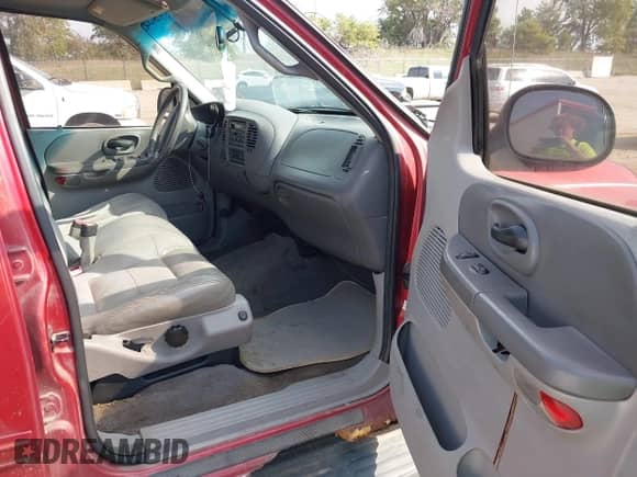 2002 Ford F-150 XLT с VIN 1FTRW08L92KB82180, выставлен на аукционе IAAI как лот 43284205 с пробегом Не указан миль и . История ставок и продаж доступна на DreamBid. Изображение 5.