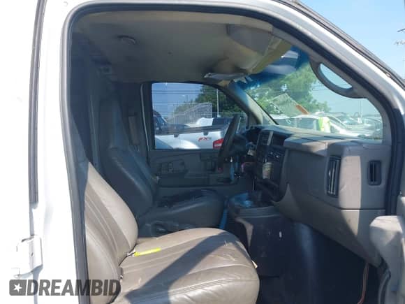 2007 Chevrolet Express Cargo z VIN 1GCFG15X971128422, wystawiony jako IAAI lot #42600669 z przebiegiem Nie podano mil oraz . Historia ofert i sprzedaży dostępna na DreamBid. Obrazek 5.