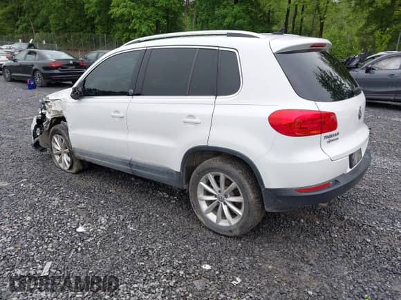 2017 Volkswagen Tiguan Wolfsburg Edition z VIN WVGRV7AX9HK002659, wystawiony jako IAAI lot #42482438 z przebiegiem 88 841 mil mil oraz . Historia ofert i sprzedaży dostępna na DreamBid. Obrazek 3.