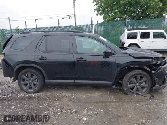 2025 Honda Pilot Sport z VIN 5FNYG1H3XSB066532, wystawiony jako IAAI lot #42368711 z przebiegiem 12 217 mil mil oraz . Historia ofert i sprzedaży dostępna na DreamBid. Obrazek 13.