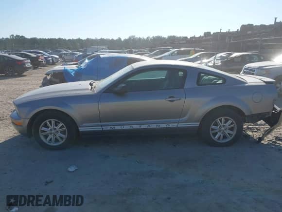 2008 Ford Mustang Deluxe with VIN 1ZVHT80N385127292, listed as a IAAI auction lot 43233810 with 216,162 mi miles and . Bid and sale history available at DreamBid. Image 15.
