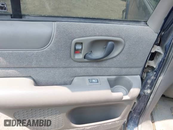 1998 Chevrolet Blazer LS z VIN 1GNDT13W3W2286364, wystawiony jako IAAI lot #42380068 z przebiegiem 210 174 mil mil oraz . Historia ofert i sprzedaży dostępna na DreamBid. Obrazek 12.