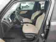 2017 Jeep Renegade Latitude z VIN ZACCJABB8HPF10438, wystawiony jako Copart lot #76149703 z przebiegiem 53 754 mil mil oraz Szkoda całkowita • Salvage title. Historia ofert i sprzedaży dostępna na DreamBid. Obrazek 7.