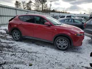 2024 Dodge Hornet R/T z VIN ZACPDFCW2R3A35093, wystawiony jako Copart lot #42193585 z przebiegiem 4 574 mil mil oraz Szkoda całkowita • Salvage title. Historia ofert i sprzedaży dostępna na DreamBid. Obrazek 4.