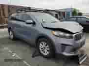 2020 Kia Sorento LX с VIN 5XYPG4A5XLG619473, выставлен на аукционе Copart как лот 70776025 с пробегом 54 395 миль миль и Списание • Salvage title. История ставок и продаж доступна на DreamBid. Изображение 4.