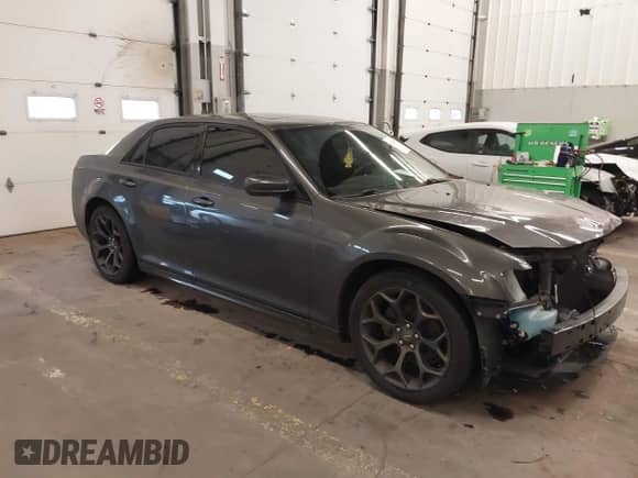 2020 Chrysler 300 S z VIN 2C3CCABGXLH142607, wystawiony jako IAAI lot #41434843 z przebiegiem 51 514 mil mil oraz . Historia ofert i sprzedaży dostępna na DreamBid. Obrazek 1.