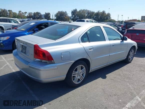 2009 Volvo S60 2.5T with VIN YV1RS592092737620, listed as a IAAI auction lot 42393322 with 232,520 mi miles and . Bid and sale history available at DreamBid. Image 4.