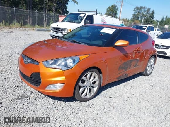 2013 Hyundai Veloster w/Black Int z VIN KMHTC6AD8DU085270, wystawiony jako IAAI lot #43240226 z przebiegiem 119 444 mil mil oraz . Historia ofert i sprzedaży dostępna na DreamBid. Obrazek 2.