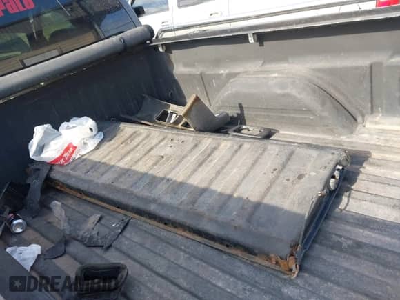 2003 Chevrolet Silverado 1500 z VIN 2GCEK19T231219036, wystawiony jako IAAI lot #41771844 z przebiegiem 260 013 mil mil oraz . Historia ofert i sprzedaży dostępna na DreamBid. Obrazek 12.