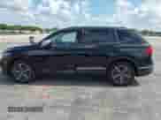 2024 Volkswagen Tiguan z VIN 3VVTB7AX9RM218526, wystawiony jako IAAI lot #42564195 z przebiegiem Nie podano mil oraz . Historia ofert i sprzedaży dostępna na DreamBid. Obrazek 14.