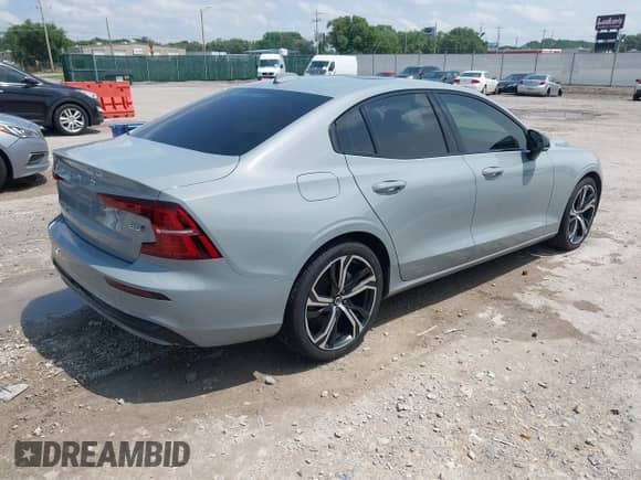 2024 Volvo S60 Core Dark Theme z VIN 7JRL12TK4RG282667, wystawiony jako IAAI lot #42439211 z przebiegiem 40 113 mil mil oraz . Historia ofert i sprzedaży dostępna na DreamBid. Obrazek 4.