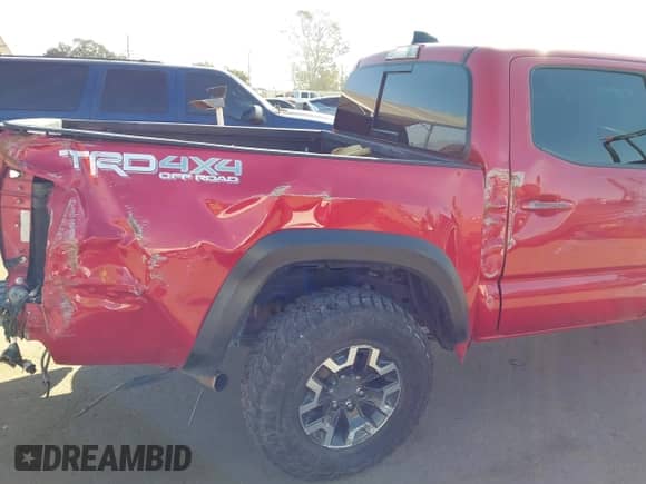 2021 Toyota Tacoma SR z VIN 5TFCZ5AN0MX262902, wystawiony jako IAAI lot #43535009 z przebiegiem 70 926 mil mil oraz . Historia ofert i sprzedaży dostępna na DreamBid. Obrazek 17.