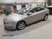 2014 Volvo S60 T5 z VIN YV1612FH0E2294327, wystawiony jako IAAI lot #43466932 z przebiegiem 184 941 mil mil oraz . Historia ofert i sprzedaży dostępna na DreamBid. Obrazek 2.