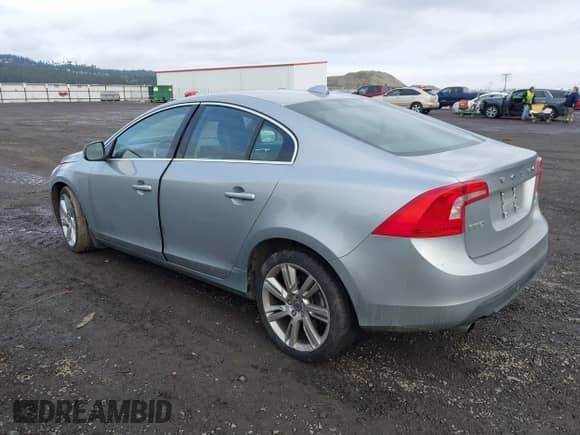 2012 Volvo S60 T6 с VIN YV1902FH7C2105461, выставлен на аукционе IAAI как лот 41323392 с пробегом 98 059 миль миль и . История ставок и продаж доступна на DreamBid. Изображение 3.