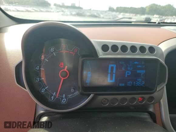 2014 Chevrolet Sonic LTZ z VIN 1G1JE6SB1E4115318, wystawiony jako Copart lot #70573505 z przebiegiem 101 362 mil mil oraz Szkoda całkowita • Salvage title. Historia ofert i sprzedaży dostępna na DreamBid. Obrazek 9.