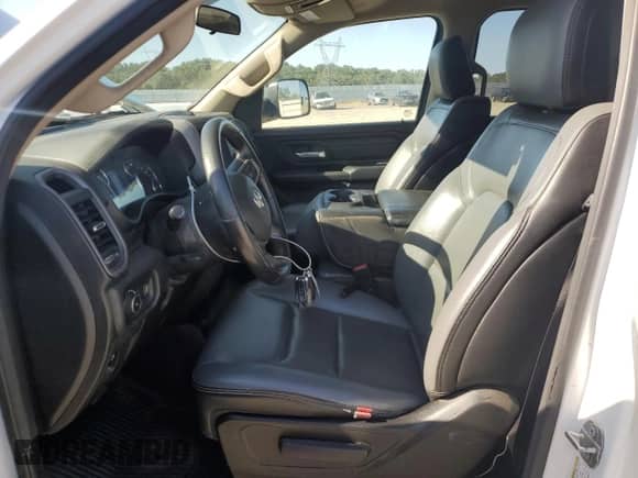 2020 Ram 1500 Tradesman z VIN 1C6SRECGXLN398157, wystawiony jako Copart lot #59112015 z przebiegiem 57 030 mil mil oraz Czysty tytuł • Clean title. Historia ofert i sprzedaży dostępna na DreamBid. Obrazek 7.