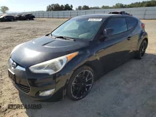2013 Hyundai Veloster w/Black Int z VIN KMHTC6ADXDU159174, wystawiony jako Copart lot #67471915 z przebiegiem 146 394 mil mil oraz Szkoda całkowita • Salvage title. Historia ofert i sprzedaży dostępna na DreamBid. Obrazek 1.