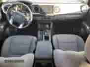 2022 Toyota Tacoma SR5 z VIN 3TMAZ5CNXNM193373, wystawiony jako Copart lot #85957944 z przebiegiem 21 134 mil mil oraz Szkoda całkowita • Salvage title. Historia ofert i sprzedaży dostępna na DreamBid. Obrazek 8.