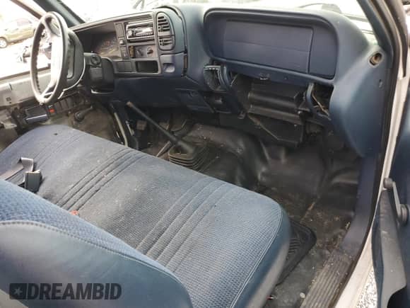 1997 GMC Sierra 1500 SL с VIN 1GTEC14W2VZ550918, выставлен на аукционе Copart как лот 70398954 с пробегом 140 645 миль миль и Списание • Salvage title. История ставок и продаж доступна на DreamBid. Изображение 8.