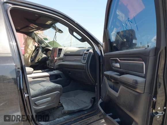 2019 Ram 1500 Big Horn z VIN 1C6RRFFG1KN886749, wystawiony jako IAAI lot #40547666 z przebiegiem 56 146 mil mil oraz . Historia ofert i sprzedaży dostępna na DreamBid. Obrazek 5.