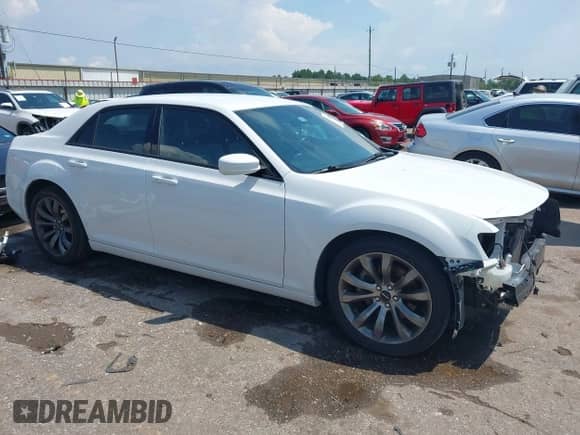 2014 Chrysler 300 S with VIN 2C3CCABT3EH276200, listed as a IAAI auction lot 43015483 with 112,424 mi miles and . Bid and sale history available at DreamBid. Image 1.