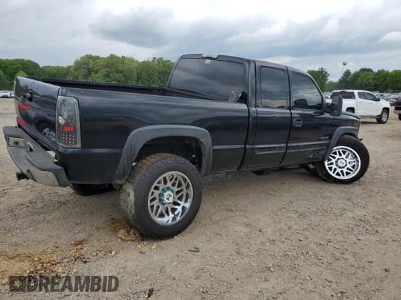 2004 Chevrolet Silverado 2500HD LS with VIN 1GCHK29U84E123245, listed as a Copart auction lot 54504555 with 257,860 mi miles and Clean title. Bid and sale history available at DreamBid. Image 3.