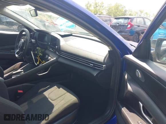 2025 Hyundai Elantra SE z VIN KMHLL4DG5SU992422, wystawiony jako IAAI lot #42858764 z przebiegiem 4 527 mil mil oraz . Historia ofert i sprzedaży dostępna na DreamBid. Obrazek 5.