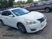 2015 Nissan Altima S z VIN 1N4AL3AP8FN922428, wystawiony jako IAAI lot #43119070 z przebiegiem 129 846 mil mil oraz . Historia ofert i sprzedaży dostępna na DreamBid. Obrazek 1.