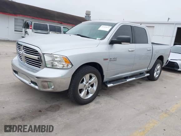 2017 Ram 1500 Big Horn z VIN 1C6RR6LT3HS500618, wystawiony jako IAAI lot #41424471 z przebiegiem 123 217 mil mil oraz . Historia ofert i sprzedaży dostępna na DreamBid. Obrazek 2.