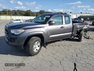 2018 Toyota Tacoma SR с VIN 5TFRX5GNXJX126425, выставлен на аукционе Copart как лот 82223835 с пробегом 62 540 миль миль и Списание • Salvage title. История ставок и продаж доступна на DreamBid. Изображение 1.