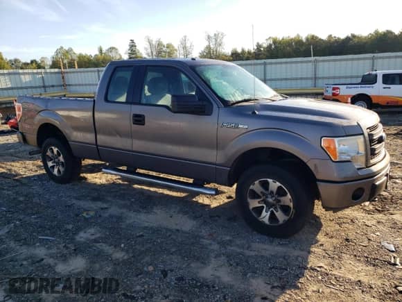 2014 Ford F-150 STX z VIN 1FTFX1EF1EKF33608, wystawiony jako Copart lot #82186075 z przebiegiem 258 902 mil mil oraz Szkoda całkowita • Salvage title. Historia ofert i sprzedaży dostępna na DreamBid. Obrazek 4.