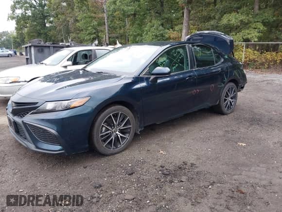 2021 Toyota Camry SE Nightshade z VIN 4T1G11AK1MU559391, wystawiony jako IAAI lot #43300222 z przebiegiem 68 327 mil mil oraz . Historia ofert i sprzedaży dostępna na DreamBid. Obrazek 2.
