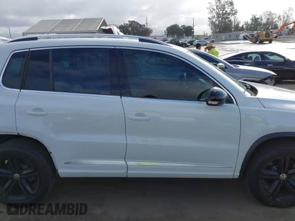 2017 Volkswagen Tiguan Sport с VIN WVGUV7AX8HW509698, выставлен на аукционе IAAI как лот 41705583 с пробегом 41 916 миль миль и . История ставок и продаж доступна на DreamBid. Изображение 14.