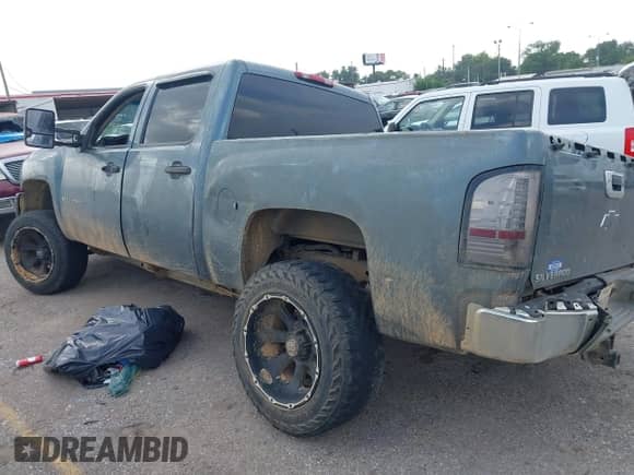 2007 Chevrolet Silverado 1500 1LT z VIN 2GCEC13C271597207, wystawiony jako IAAI lot #42639890 z przebiegiem 247 290 mil mil oraz . Historia ofert i sprzedaży dostępna na DreamBid. Obrazek 3.